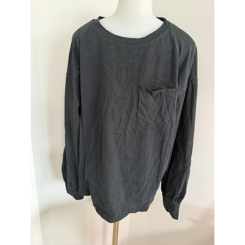 Black Long Sleeve Pocket Tee Relaxed Fit Crew Neck Top with Back Seam Detail